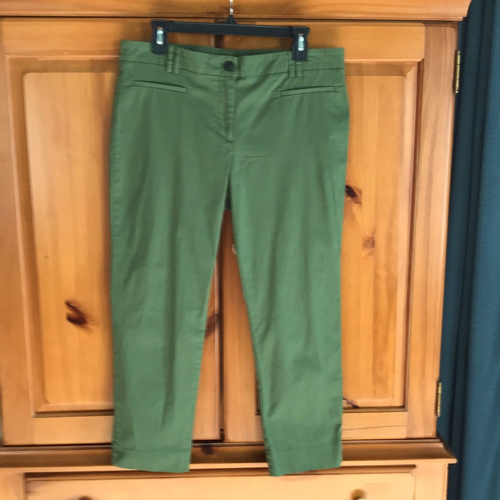 NWOT Ann Taylor olive green capris, size 10.